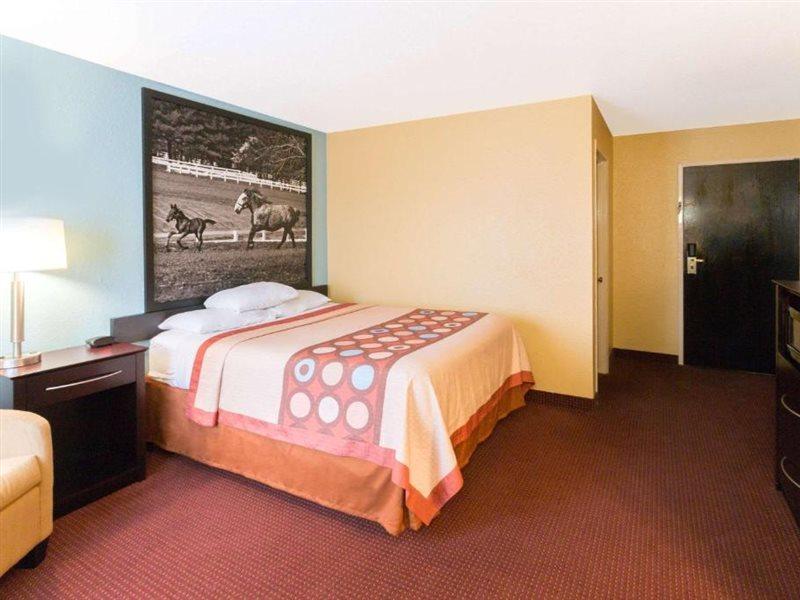 Super 8 By Wyndham Richmond Hotel Exterior photo