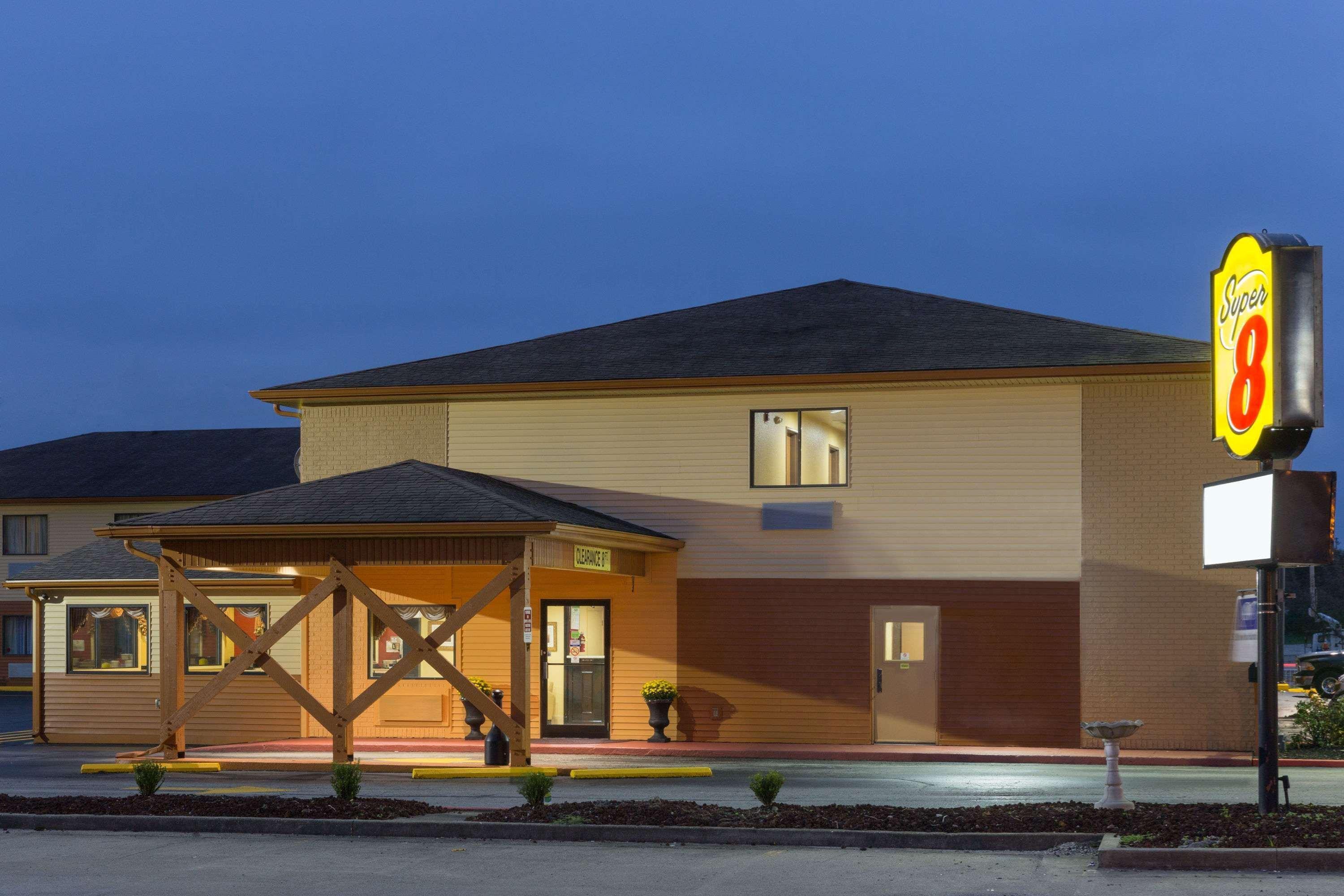 Super 8 By Wyndham Richmond Hotel Exterior photo