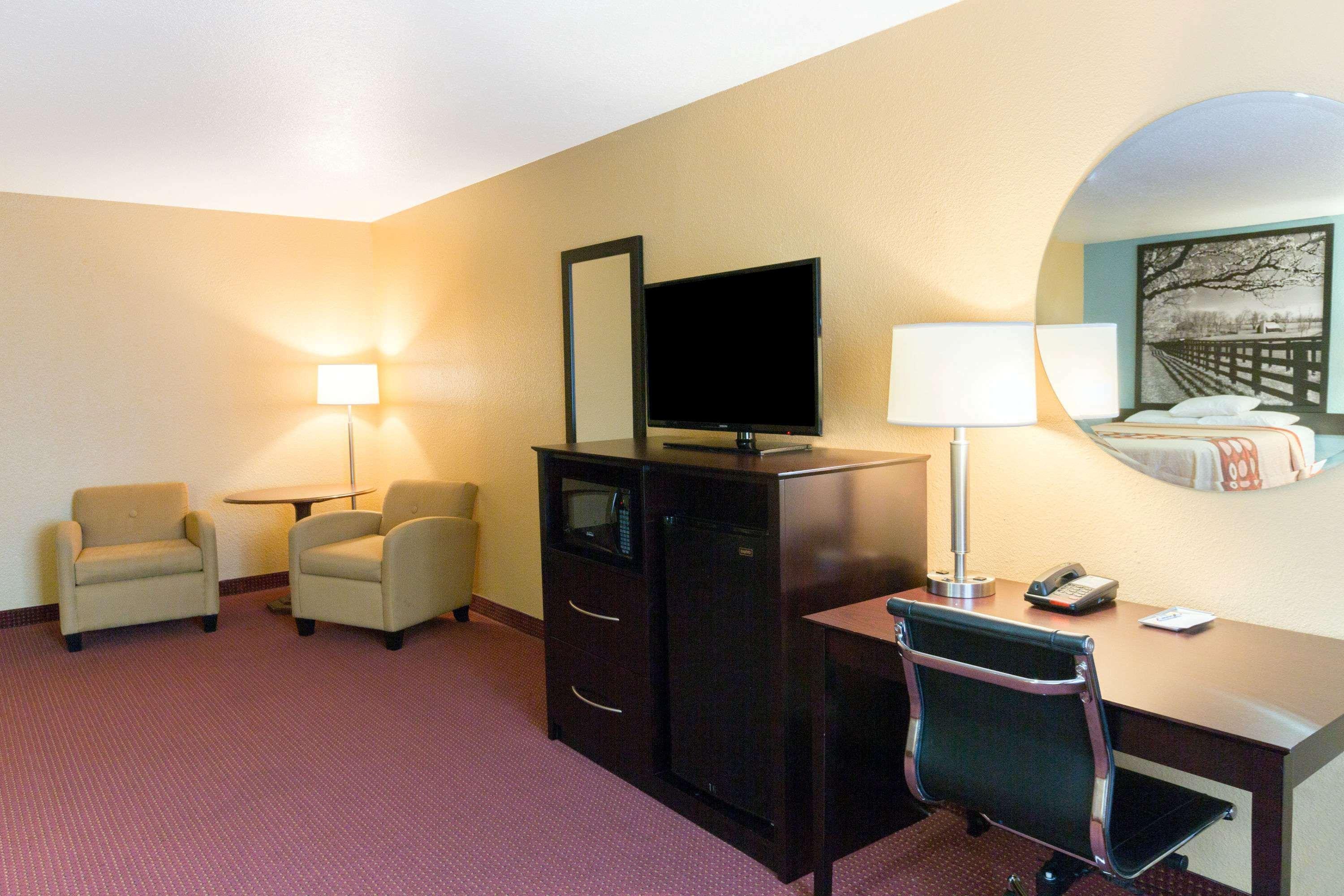 Super 8 By Wyndham Richmond Hotel Exterior photo