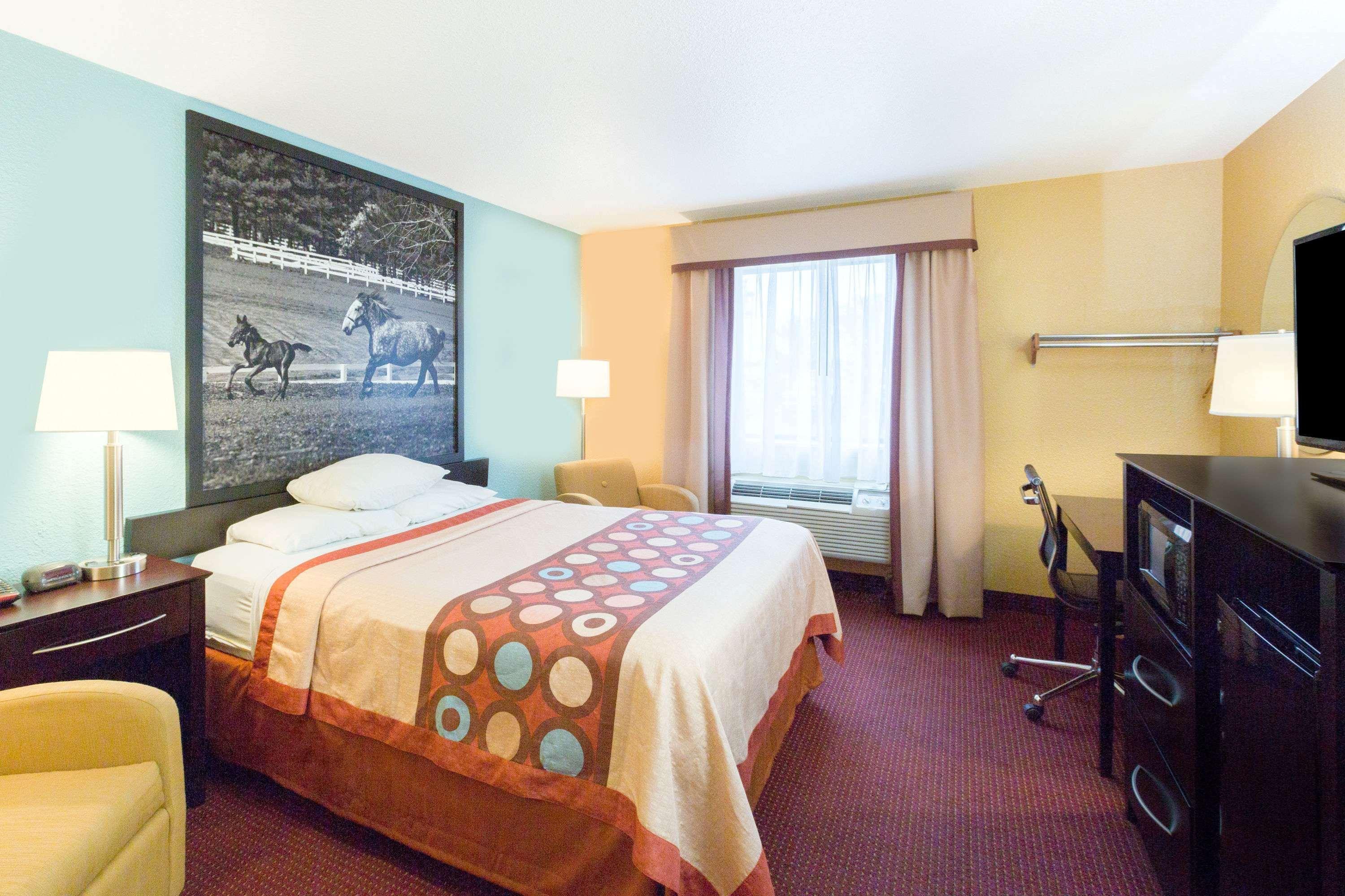 Super 8 By Wyndham Richmond Hotel Exterior photo