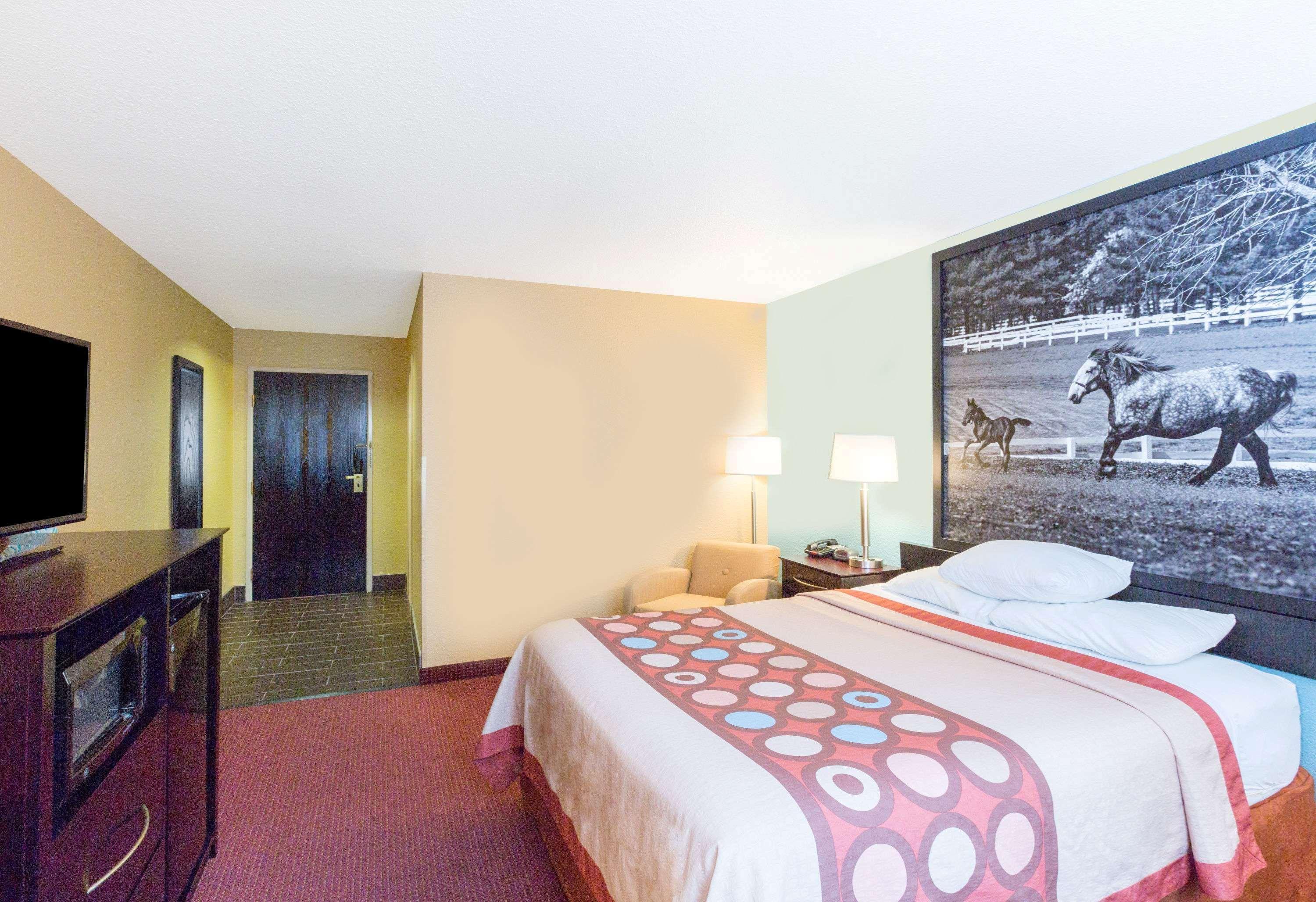 Super 8 By Wyndham Richmond Hotel Exterior photo