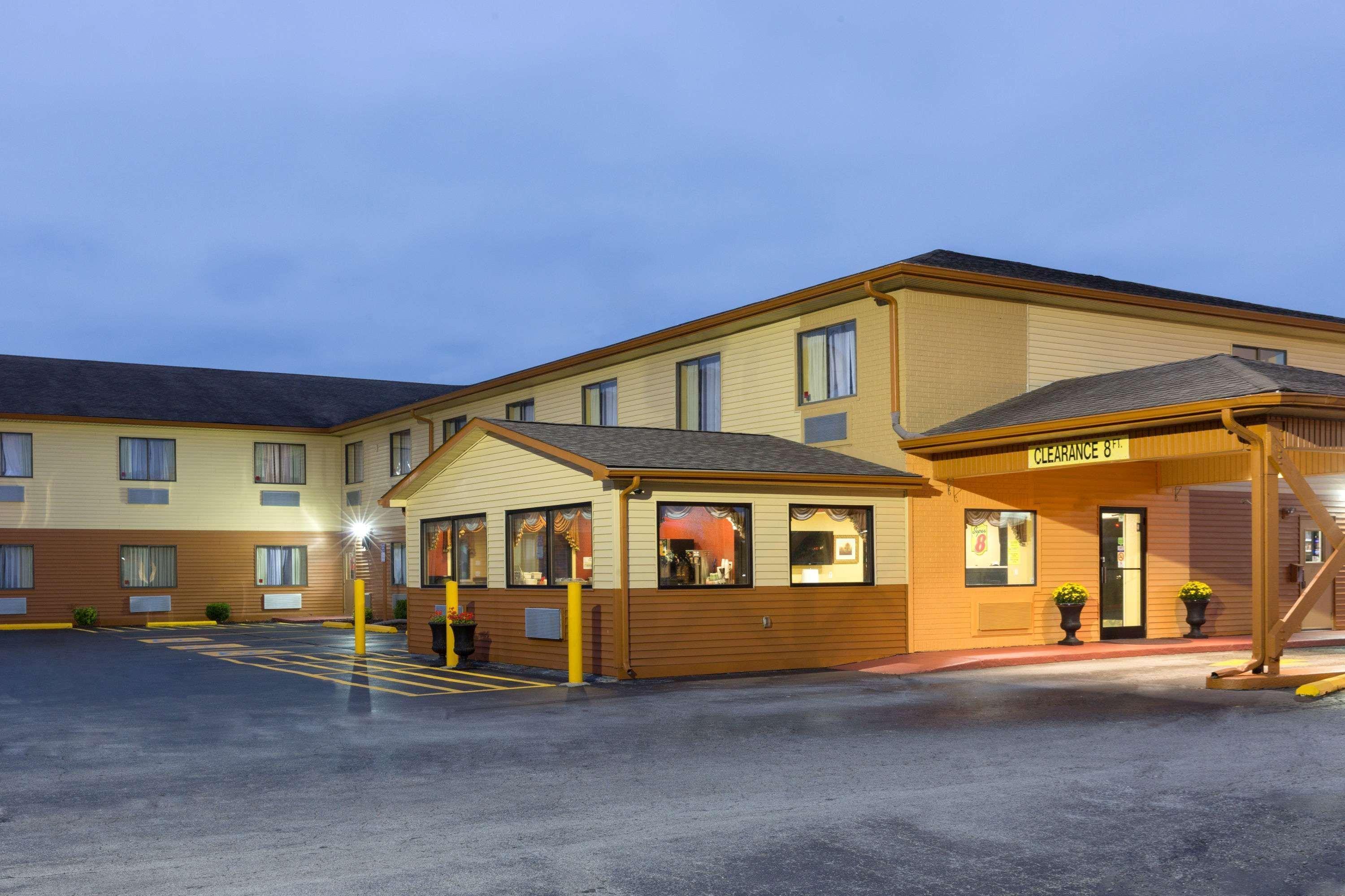 Super 8 By Wyndham Richmond Hotel Exterior photo